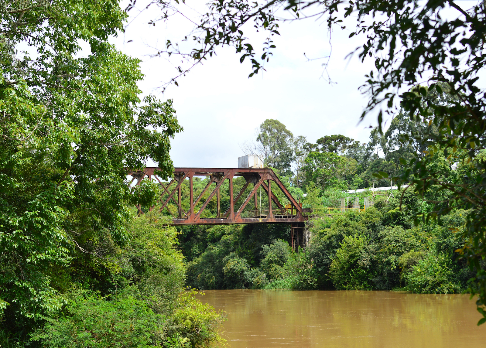 Figura 6: Antiga ponte ferroviária para o Ramal do Rio Negro. Posição [3] no quadro sinótico